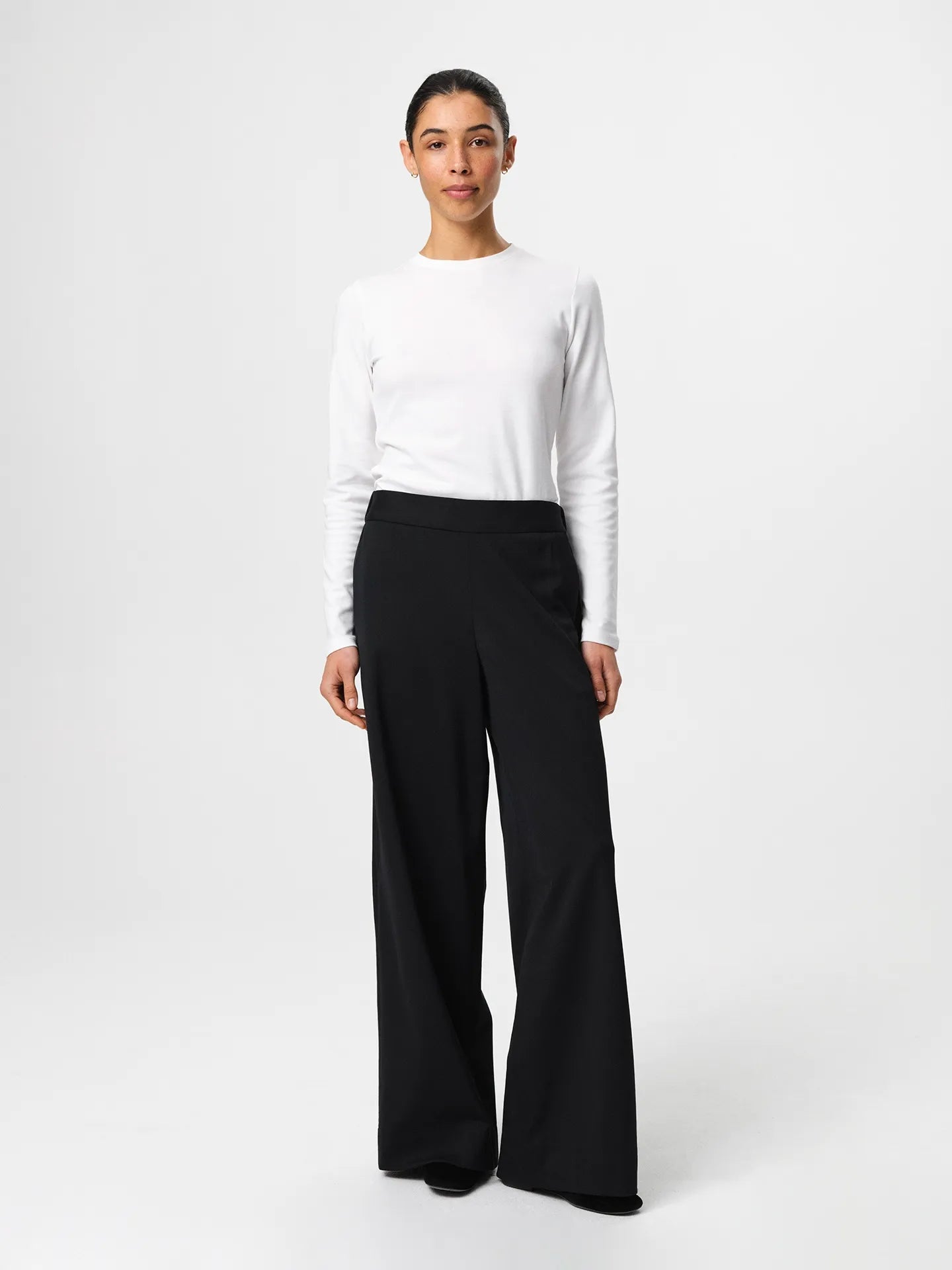 Andrea long sleeve in white, crafted in signature Italian cotton blend jersey with a slightly straight fit for effortless layering.