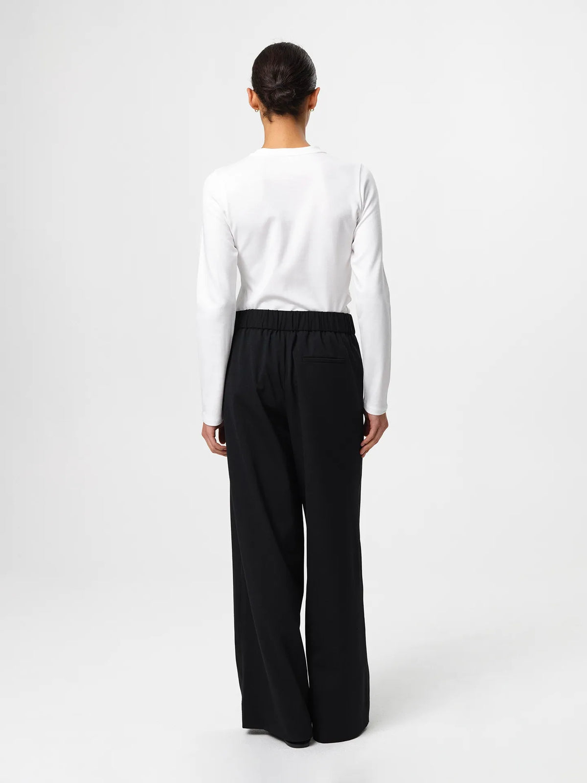 Andrea long sleeve in white, crafted in signature Italian cotton blend jersey with a slightly straight fit for effortless layering.
