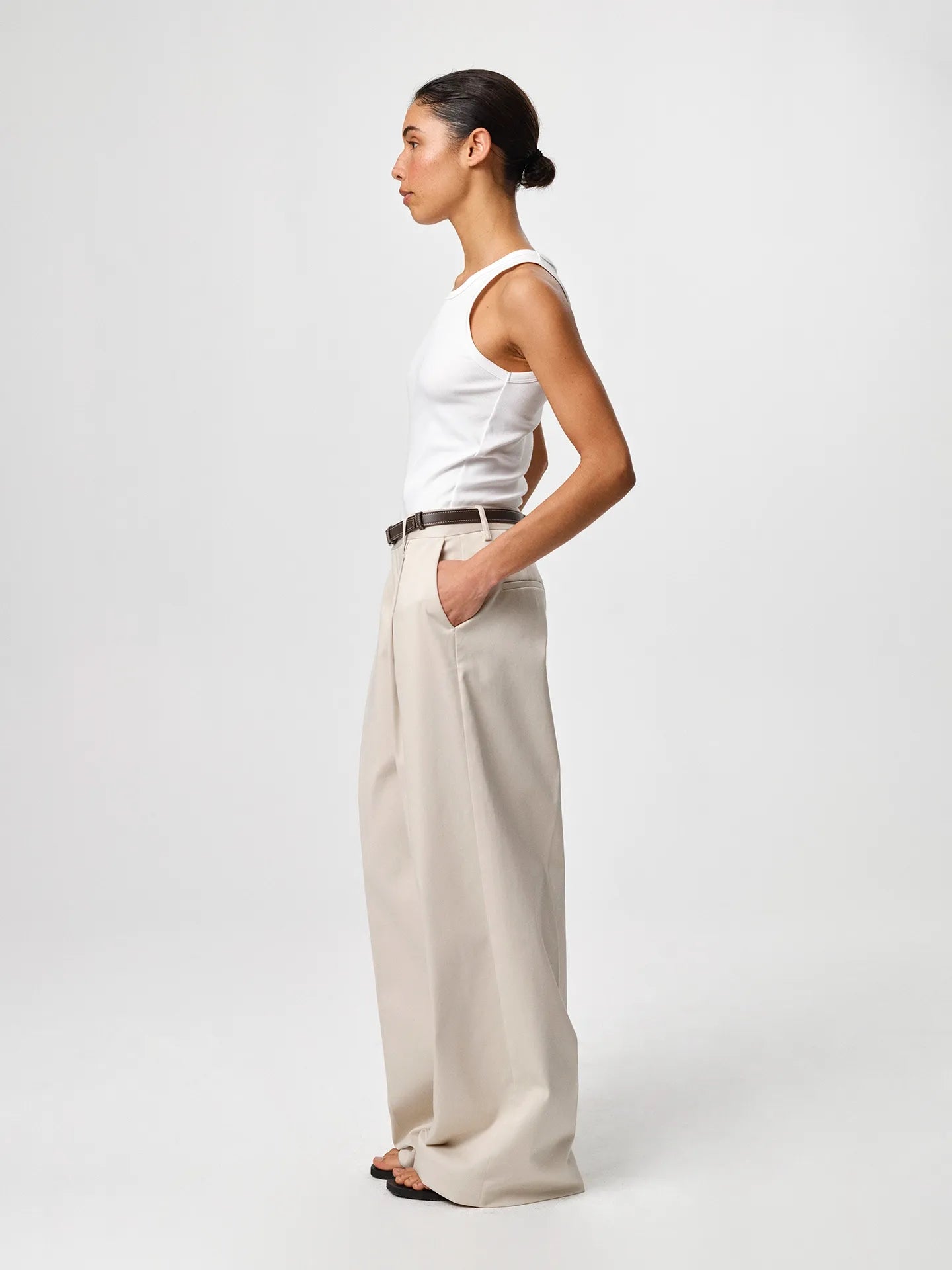 Julie Josephine Cecilia Trouser Sand: tailored trousers in a sand color designed with a clean refined silhouette for a polished everyday wardrobe, versatile to wear from day to evening with shirts, knits, or fitted tops, offering an elevated look with effortless styling.