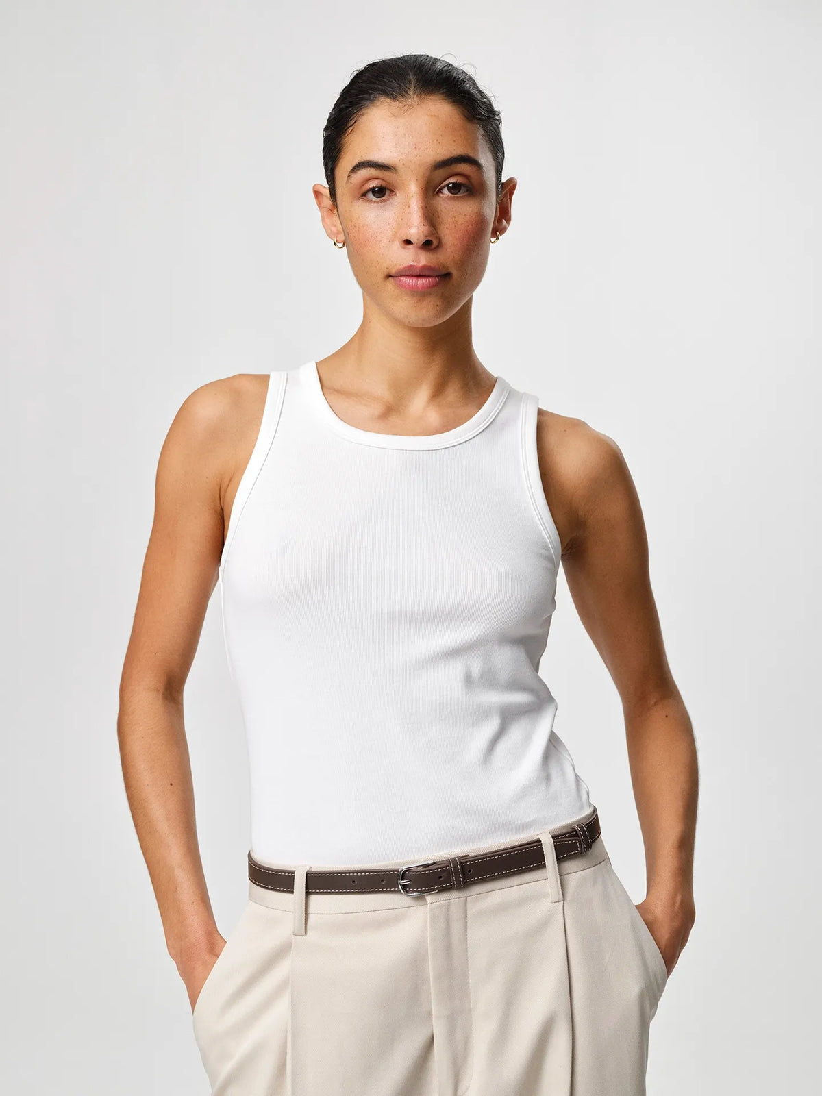 Julie Josephine Cecilia Trouser Sand: tailored trousers in a sand color designed with a clean refined silhouette for a polished everyday wardrobe, versatile to wear from day to evening with shirts, knits, or fitted tops, offering an elevated look with effortless styling.