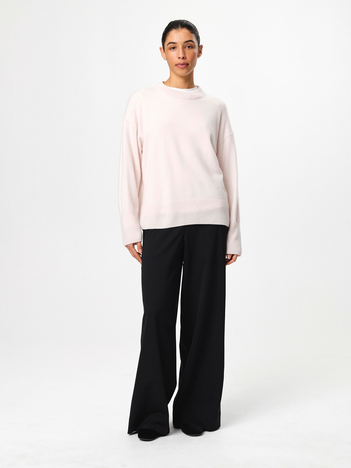 Daniele cashmere sweater in oatmeal, a soft brushed cashmere knit with a classic crew neckline, long sleeves and a relaxed fit.