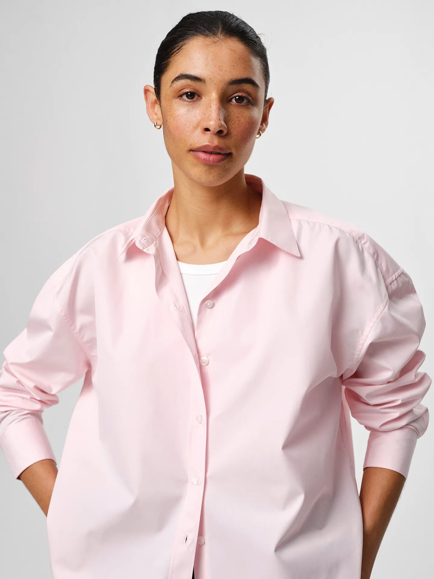 Julie Josephine Edwina Shirt Peony Pink: oversized tailored shirt in peony pink made from crisp 100% cotton poplin, designed with a sharp collar, dropped shoulders, and a gently curved hem for a fresh modern silhouette, an everyday wardrobe essential styled for effortless pairing with tailored trousers or layered over a fitted top.