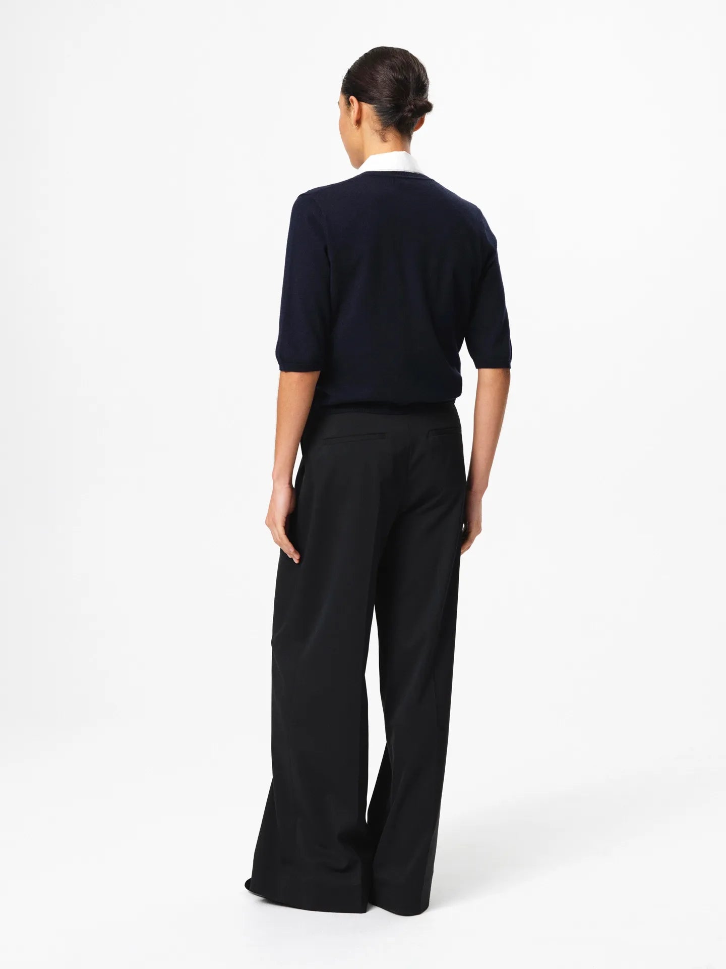 Evelyn Cardigan in dark navy, crafted from a soft wool–cotton blend with button-front closure, half sleeves and discreet front pockets.