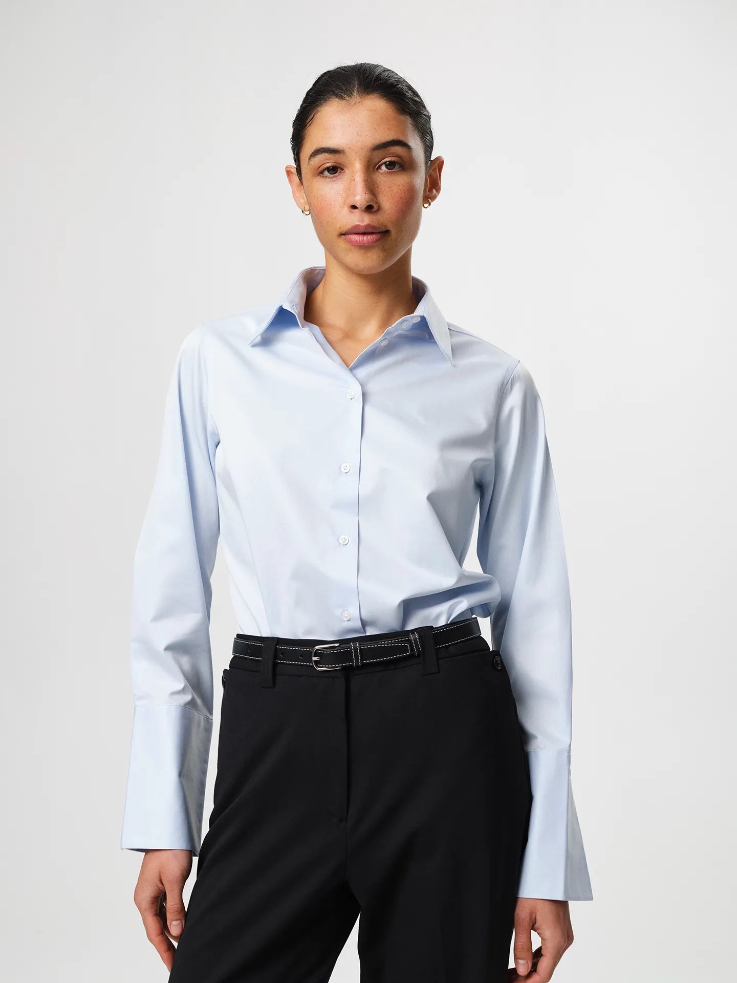 Julie Shirt in light blue, crafted from crisp cotton twill with a fitted shoulder, clean straight body and elongated cuffs for an elevated silhouette.