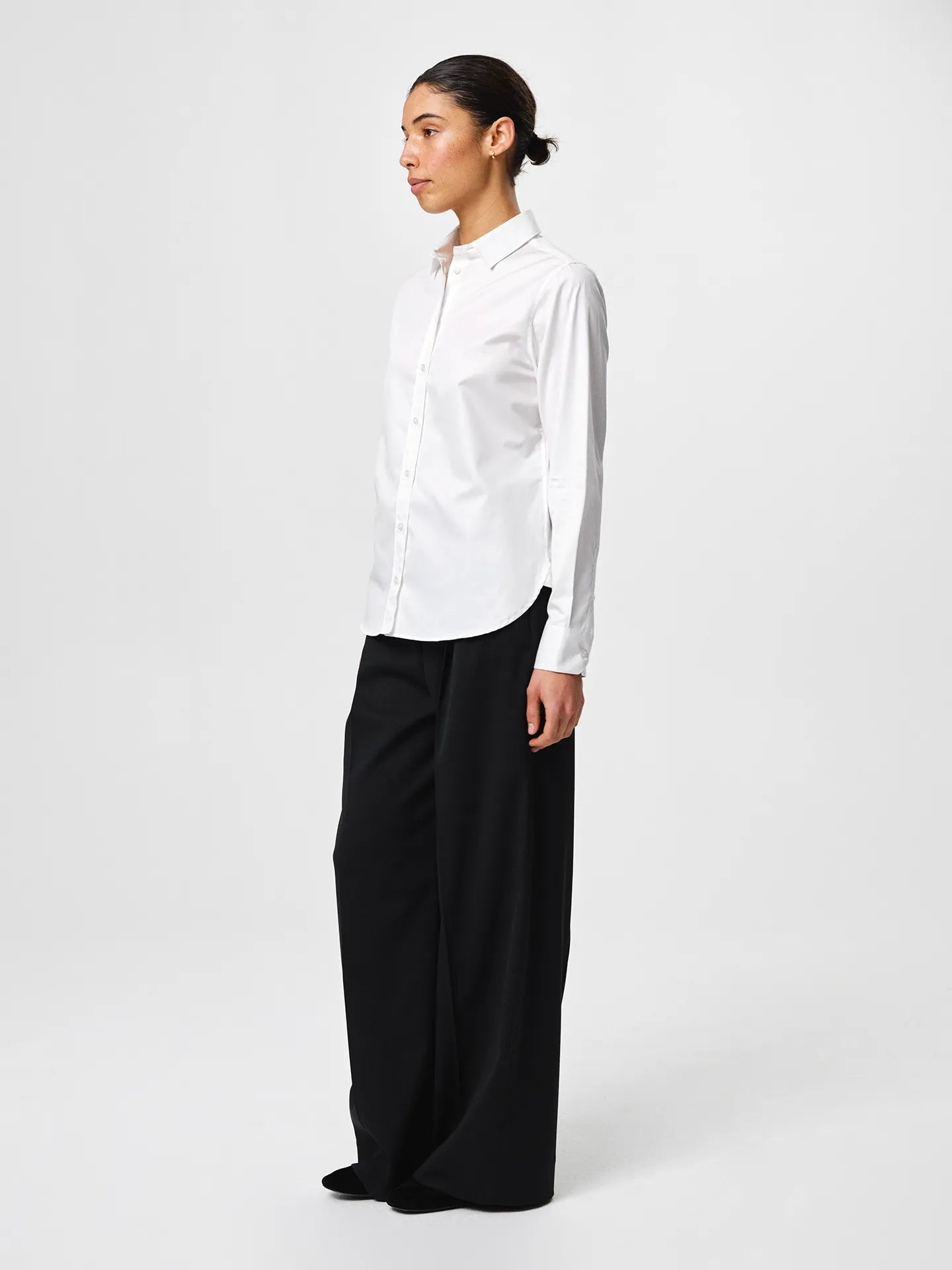 Liv Shirt in white, crafted from crisp cotton twill with a fitted shoulder, slight volume in the back and a sharp collar.