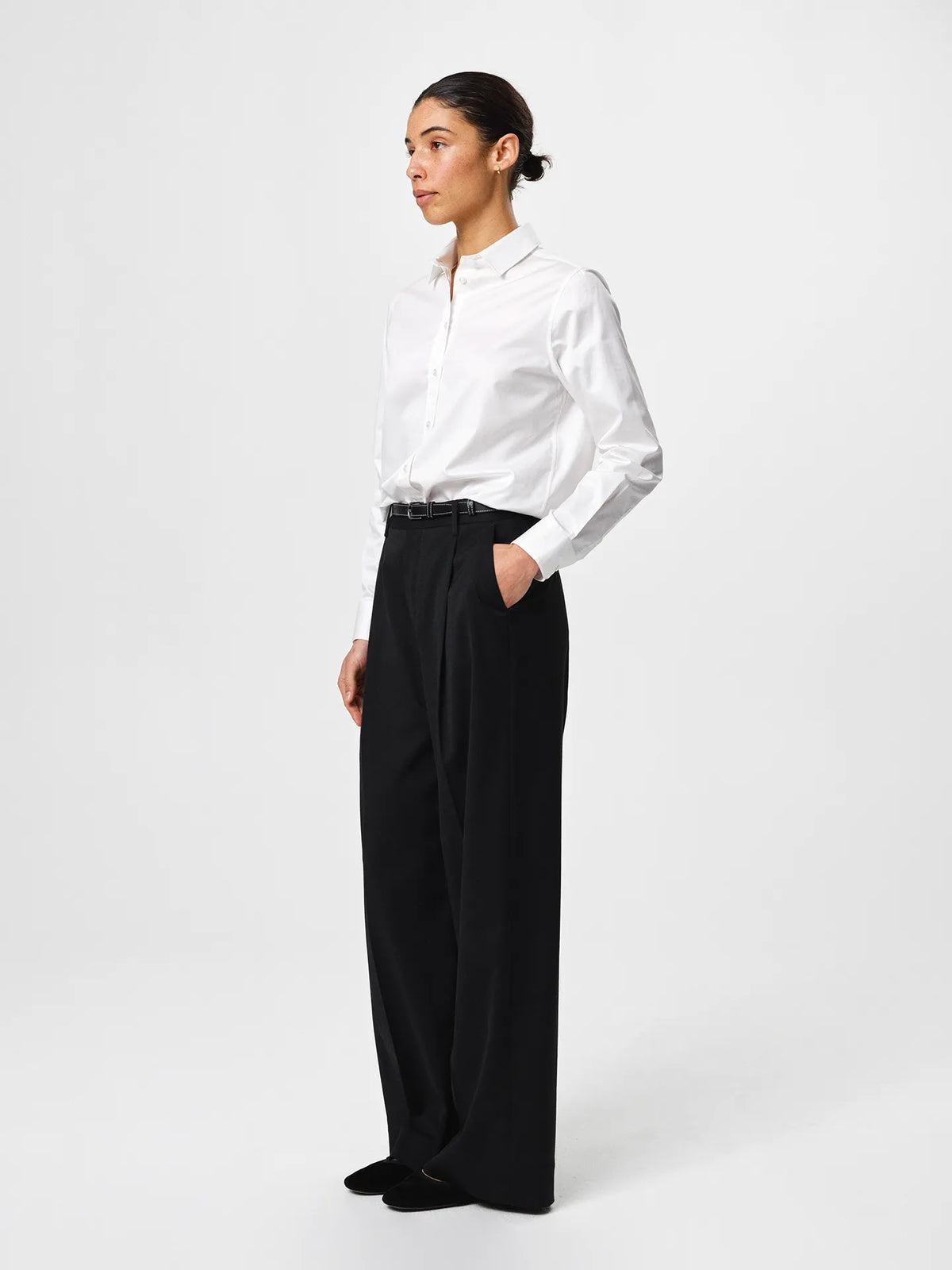 Liv Shirt in white, crafted from crisp cotton twill with a fitted shoulder, slight volume in the back and a sharp collar.