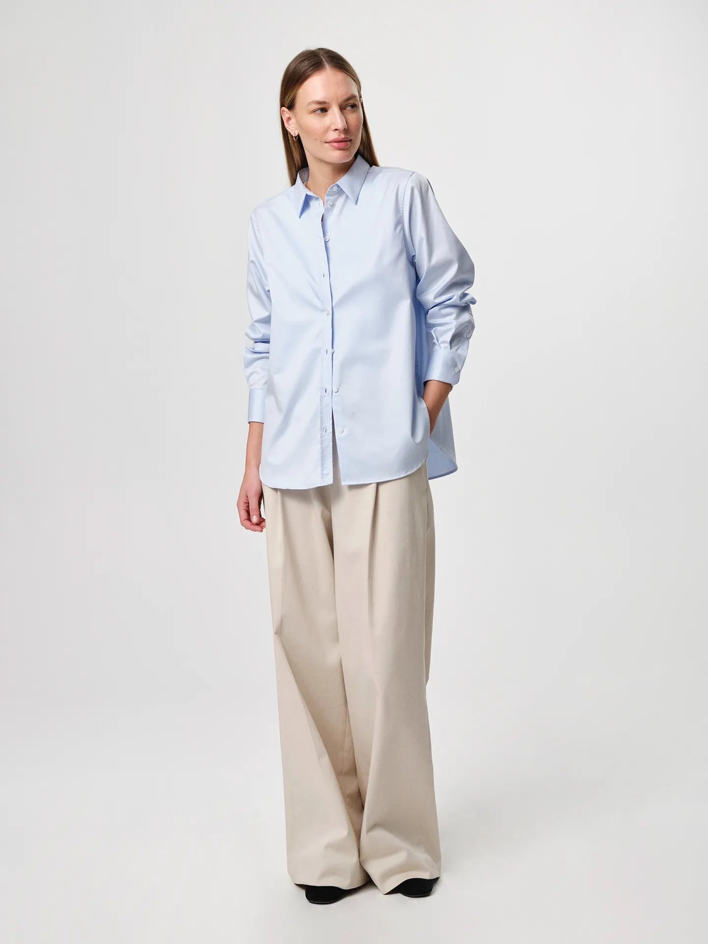 Sofie Shirt in light blue, made from crisp cotton twill with a soft A-line silhouette and curved hem for a relaxed look.