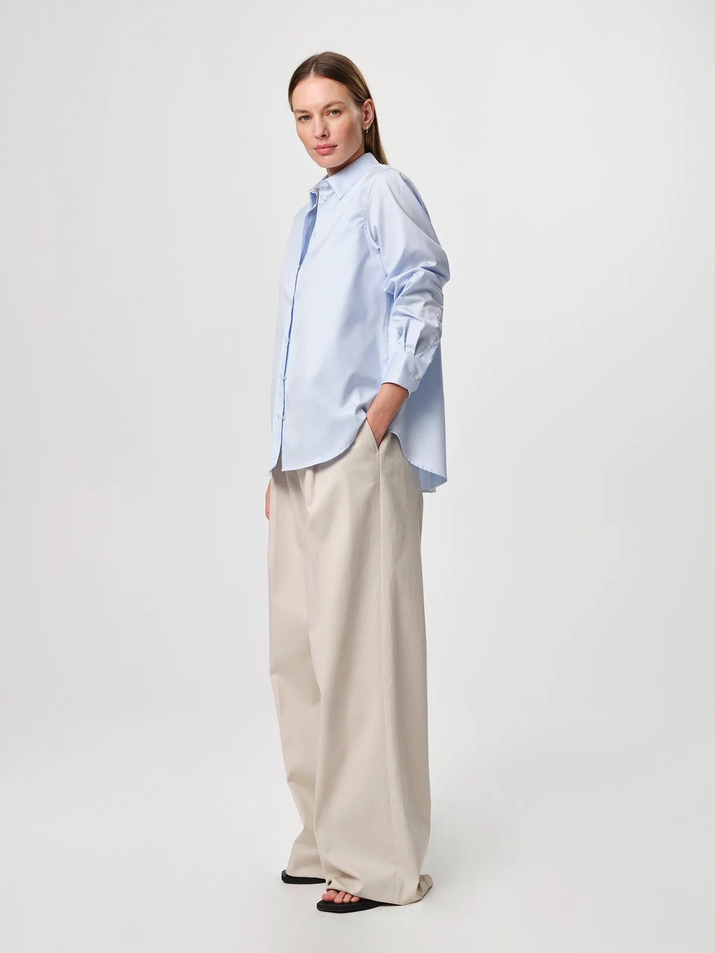 Sofie Shirt in light blue, made from crisp cotton twill with a soft A-line silhouette and curved hem for a relaxed look.