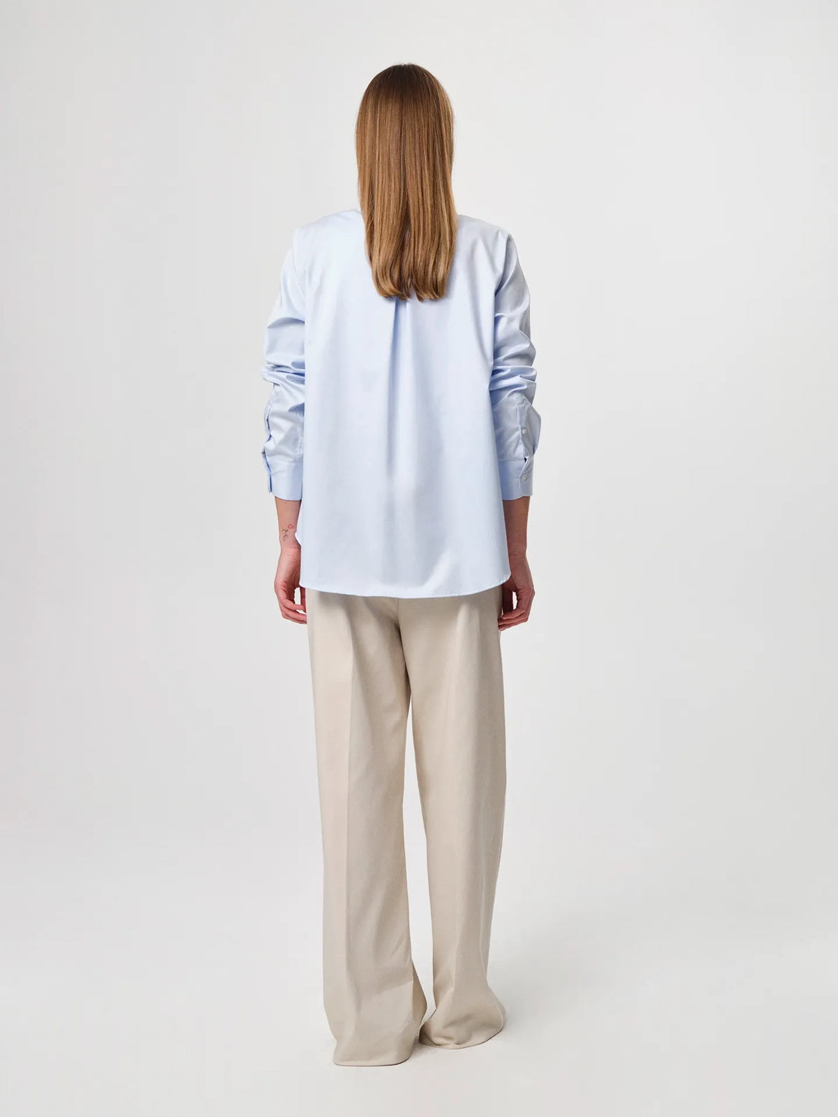 Sofie Shirt in light blue, made from crisp cotton twill with a soft A-line silhouette and curved hem for a relaxed look.
