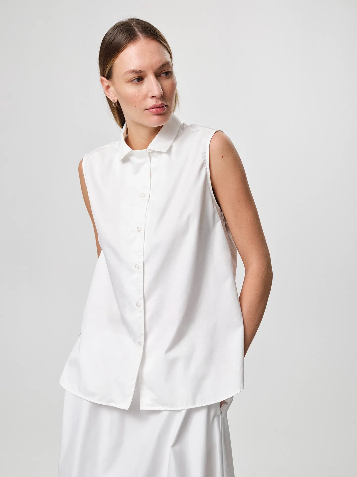 Sol Shirt in white, crafted from crisp cotton twill with an oversized fit, classic collar and gently curved hem.