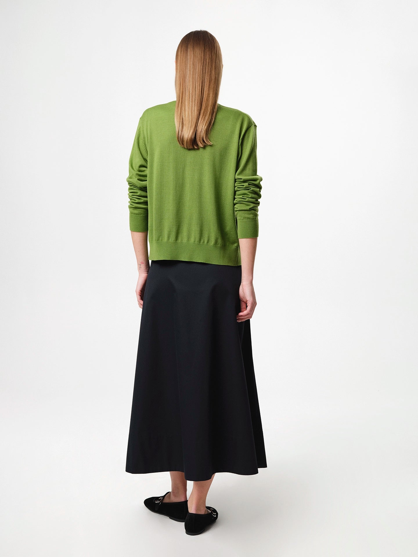 Julie Josephine Tanja Wool Top Tulip Green: refined sleeveless knit top made from 100% merino wool with a soft lightweight feel against the skin, clean regular fit with a classic crew neckline, designed for effortless layering worn on its own or under knits, blazers, and jackets, also styled over a shirt for a polished look, true to size with a relaxed silhouette and shown on a 173 cm model wearing size S.