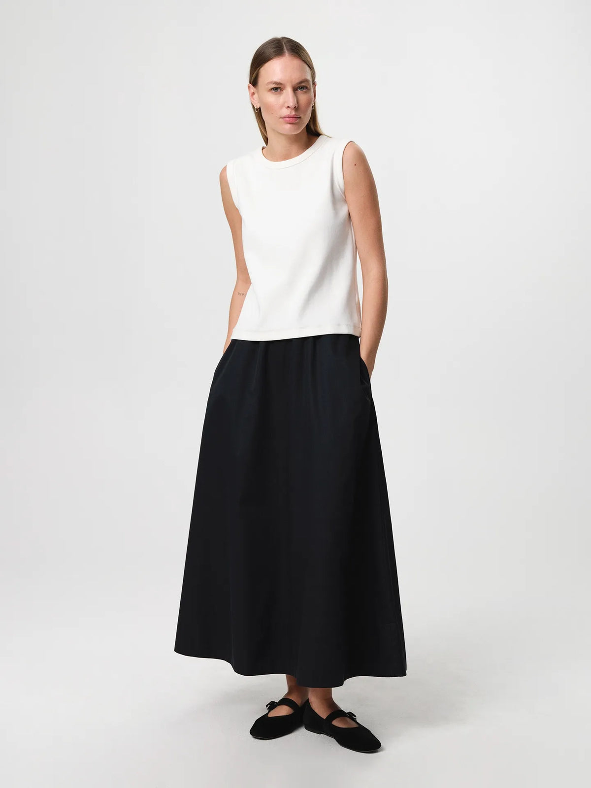 Julie Josephine Alba Top White: heavy rib cotton top in white with a clean minimal silhouette, designed as an everyday essential in a structured ribbed jersey that holds its shape, easy to style on its own or layered under shirts, blazers, and knitwear.