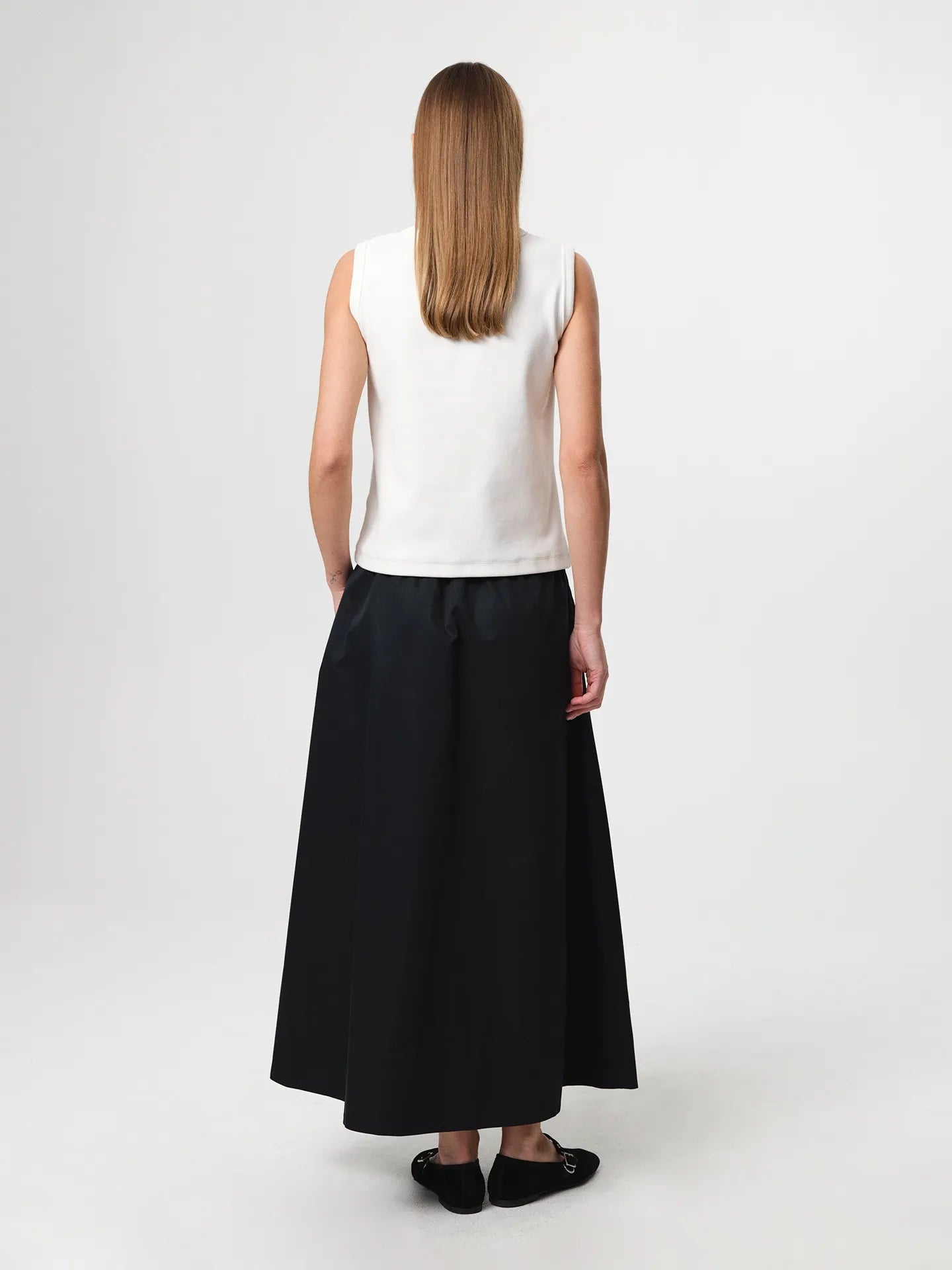 Julie Josephine Alba Top White: heavy rib cotton top in white with a clean minimal silhouette, designed as an everyday essential in a structured ribbed jersey that holds its shape, easy to style on its own or layered under shirts, blazers, and knitwear.