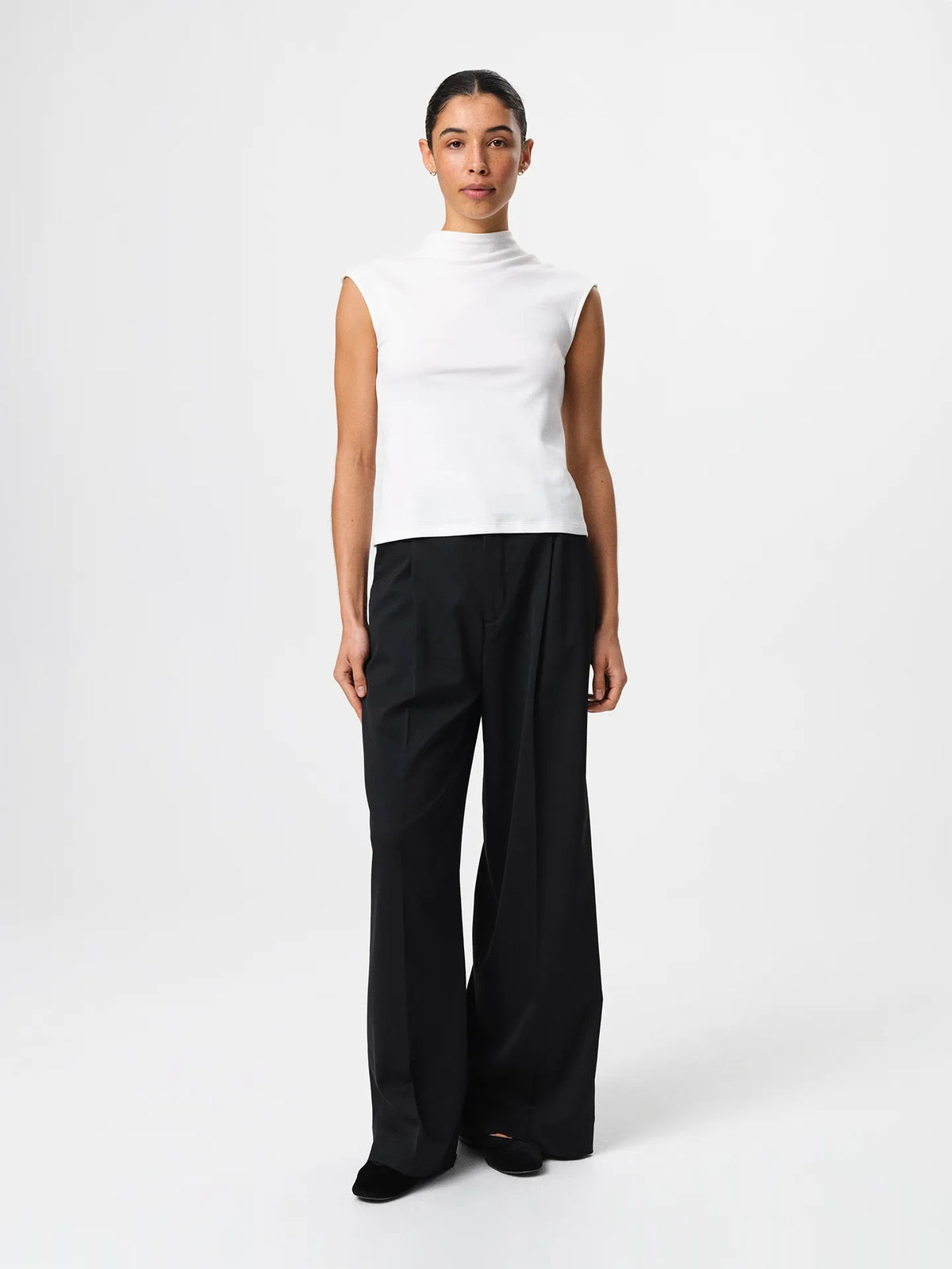 Julie Josephine Ariel Top White: fitted white top made from a 94% Italian pima cotton and 6% polyamide blend, crafted in a smooth stretchy jersey for a soft supportive feel, designed as a versatile wardrobe essential to wear on its own or as an easy layering base under shirts, blazers, and knitwear.