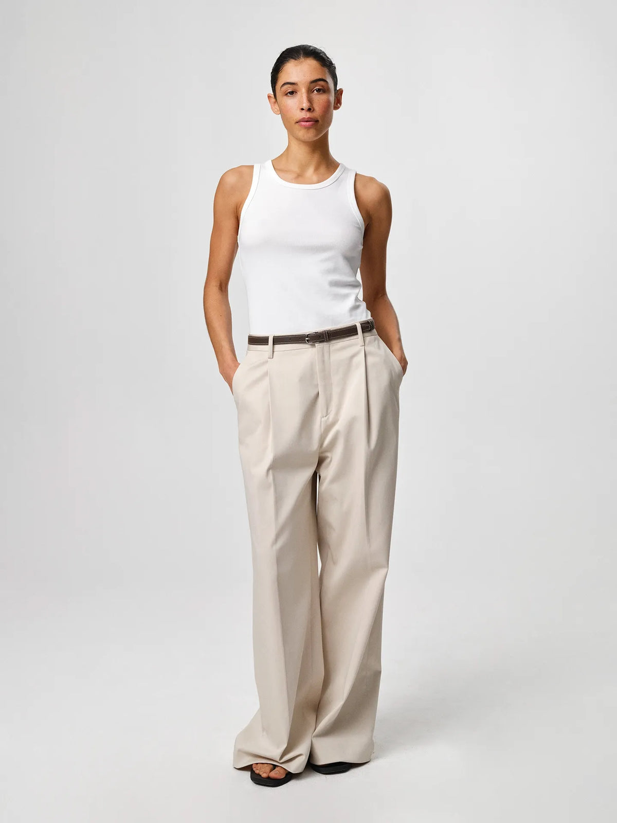 Julie Josephine Cecilia Trouser Sand: tailored trousers in a sand color designed with a clean refined silhouette for a polished everyday wardrobe, versatile to wear from day to evening with shirts, knits, or fitted tops, offering an elevated look with effortless styling.