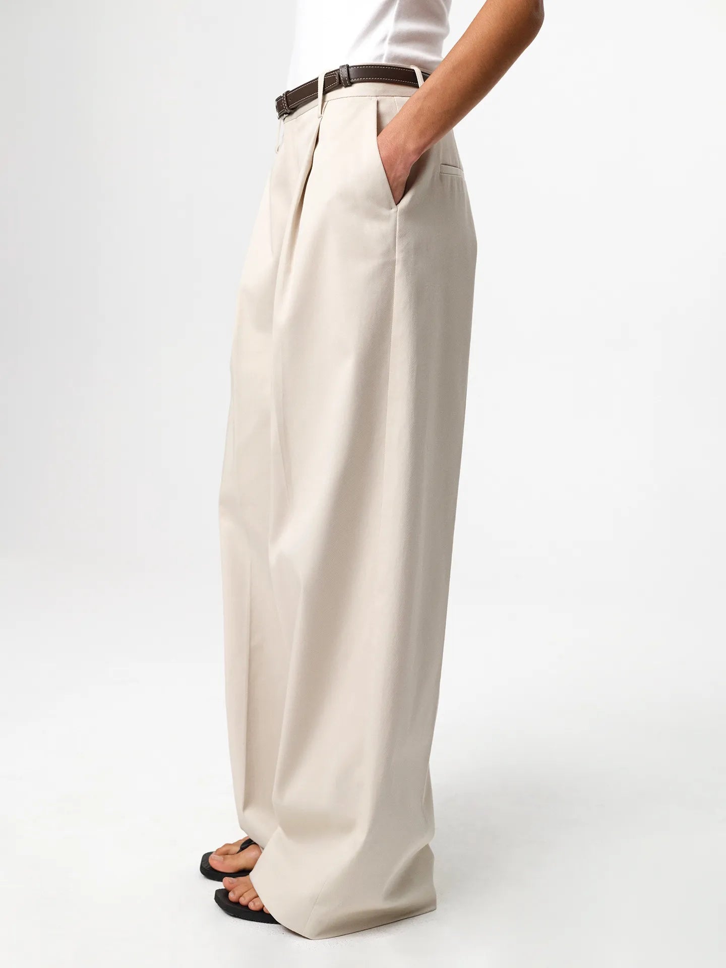 Julie Josephine Cecilia Trouser Sand: tailored trousers in a sand color designed with a clean refined silhouette for a polished everyday wardrobe, versatile to wear from day to evening with shirts, knits, or fitted tops, offering an elevated look with effortless styling.