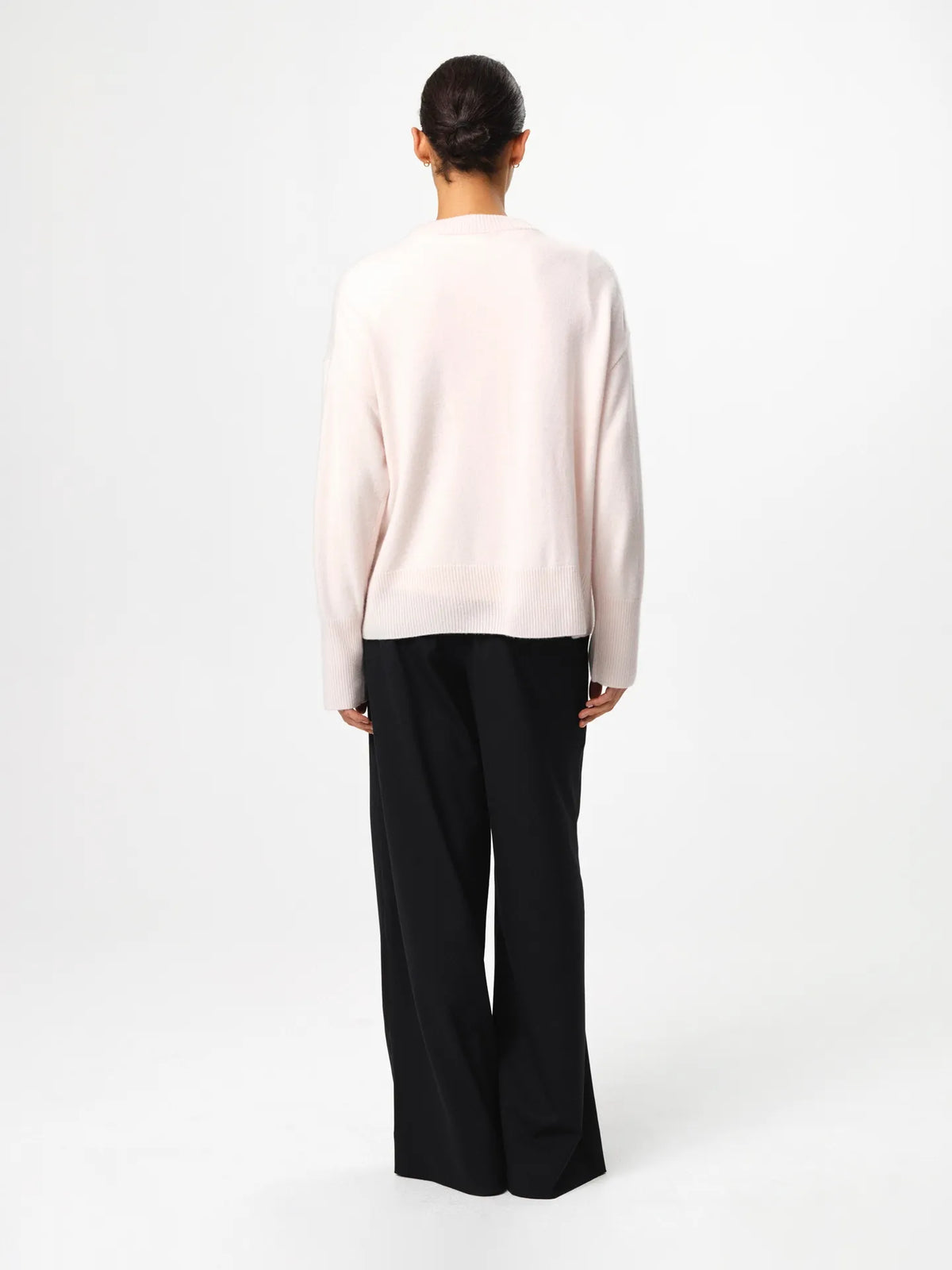 Daniele cashmere sweater in oatmeal, a soft brushed cashmere knit with a classic crew neckline, long sleeves and a relaxed fit.