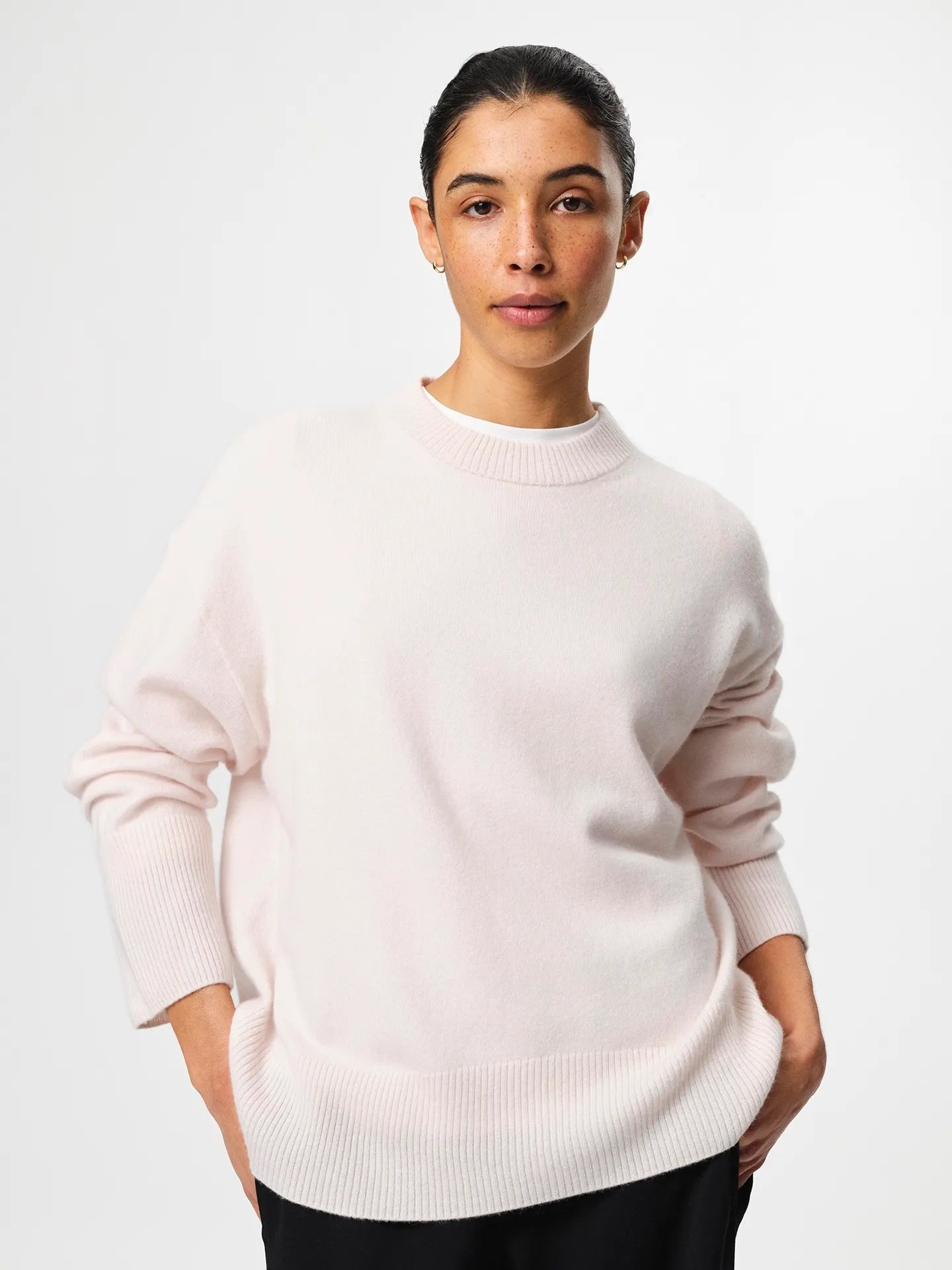Daniele cashmere sweater in oatmeal, a soft brushed cashmere knit with a classic crew neckline, long sleeves and a relaxed fit.