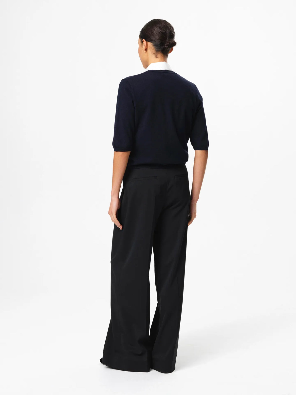 Evelyn Cardigan in dark navy, crafted from a soft wool–cotton blend with button-front closure, half sleeves and discreet front pockets.
