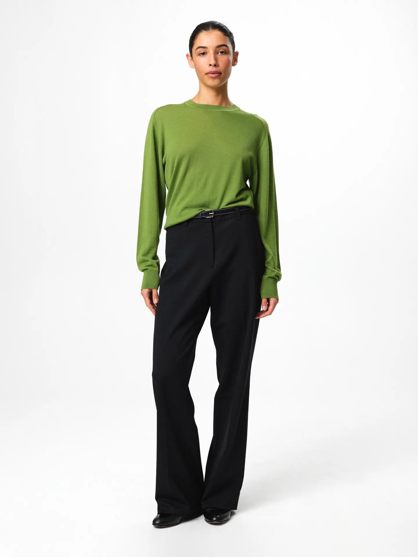 Julie Josephine Hanne Sweater Tulip Green: classic round neck sweater in tulip green, knitted in 100% fine merino wool for lightweight warmth and a soft feel, clean minimal silhouette with long sleeves and ribbed trims, styled as an everyday knit that works on its own or layered over a T shirt.