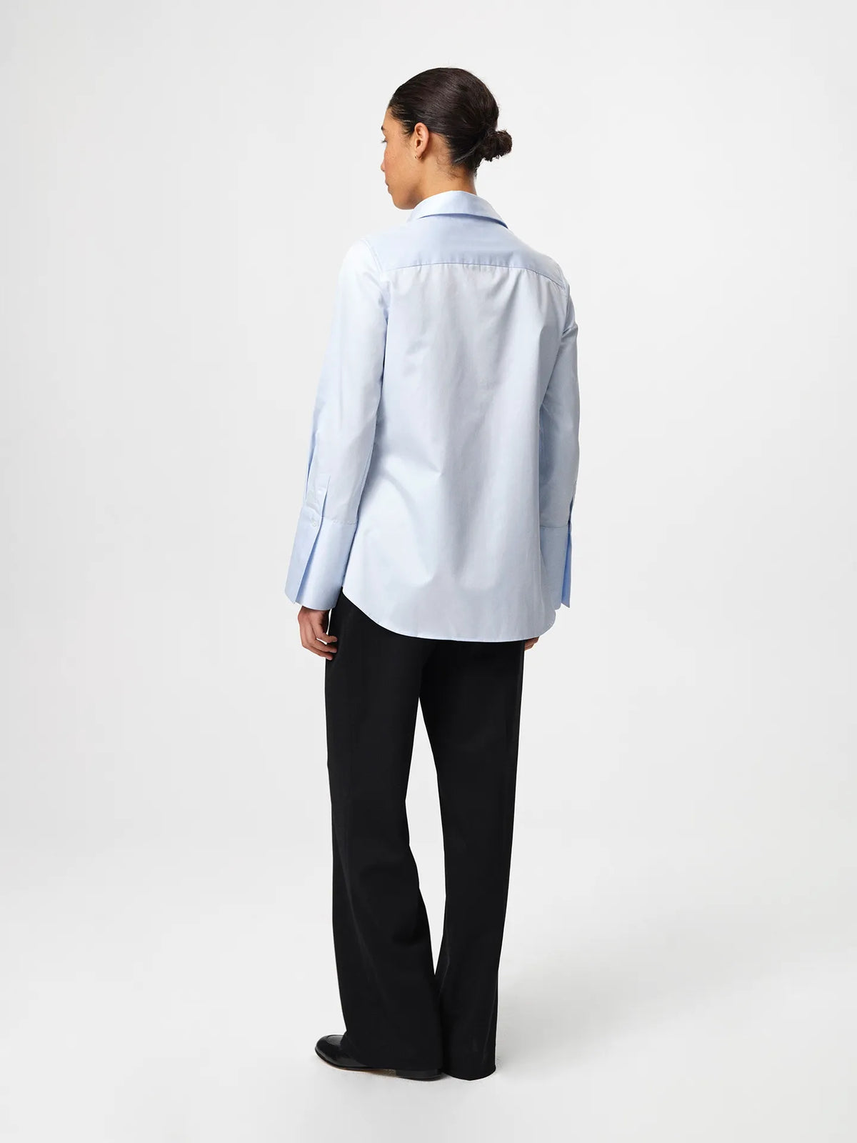 Julie Shirt in light blue, crafted from crisp cotton twill with a fitted shoulder, clean straight body and elongated cuffs for an elevated silhouette.