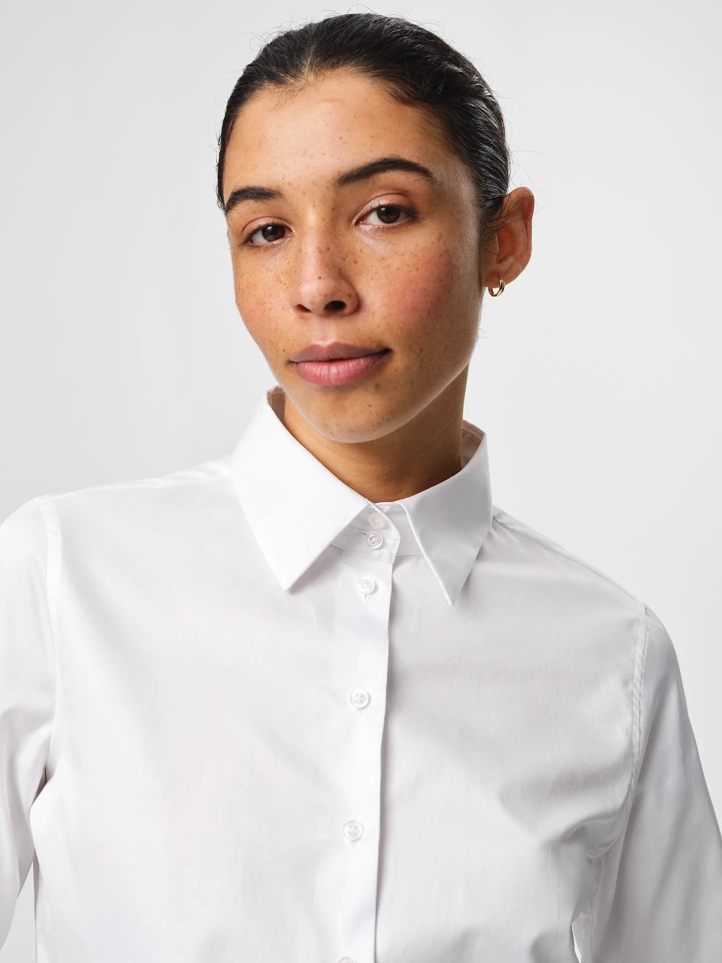 Julie Shirt in white, crafted from crisp cotton twill with a fitted shoulder, clean straight body and elongated cuffs for an elevated silhouette.
