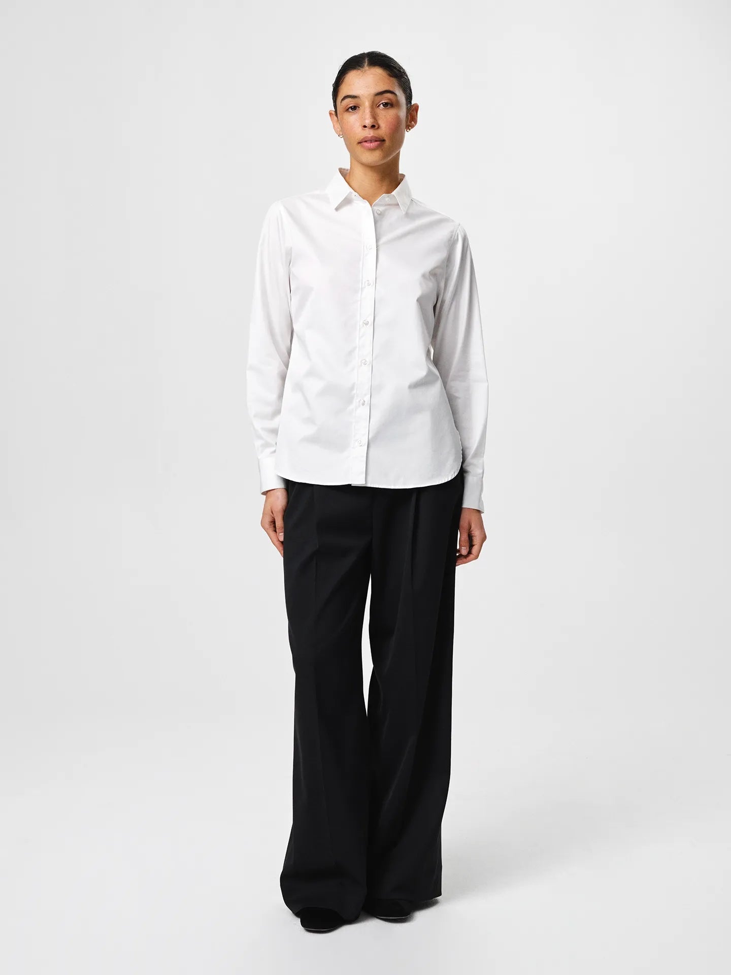Liv Shirt in white, crafted from crisp cotton twill with a fitted shoulder, slight volume in the back and a sharp collar.