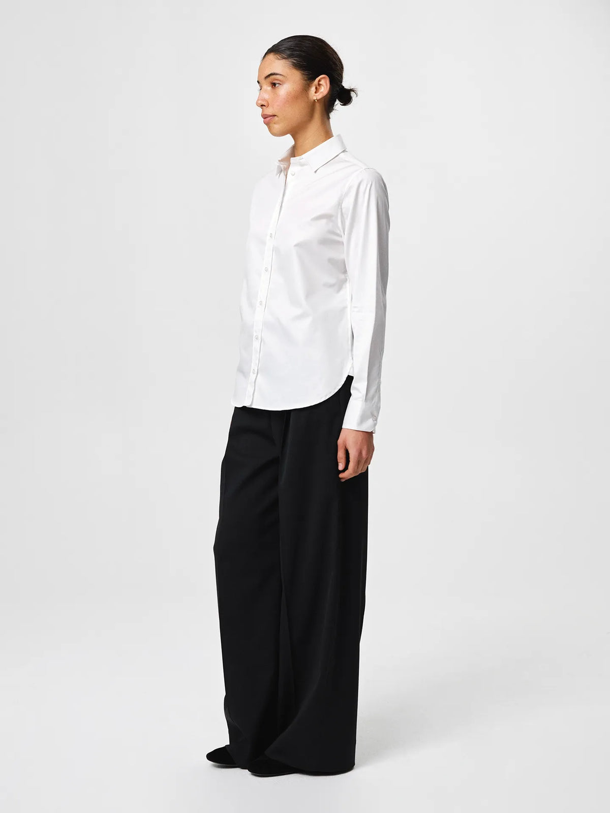 Liv Shirt in white, crafted from crisp cotton twill with a fitted shoulder, slight volume in the back and a sharp collar.