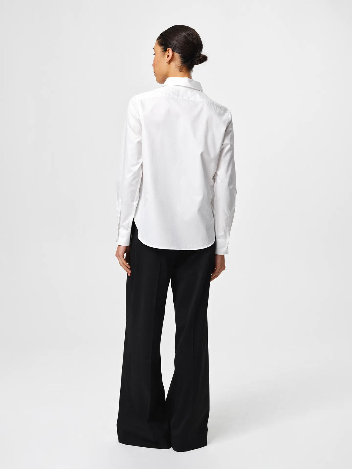 Liv Shirt in white, crafted from crisp cotton twill with a fitted shoulder, slight volume in the back and a sharp collar.