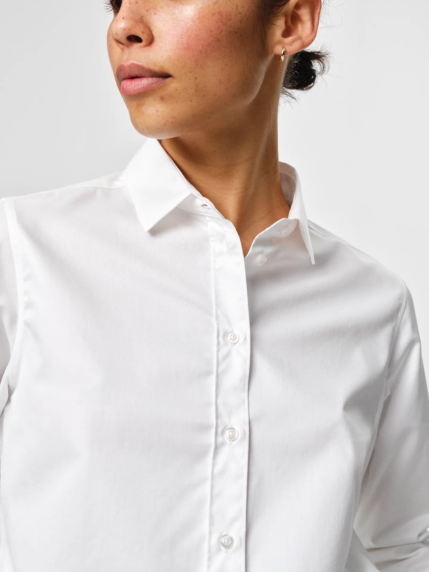 Liv Shirt in white, crafted from crisp cotton twill with a fitted shoulder, slight volume in the back and a sharp collar.