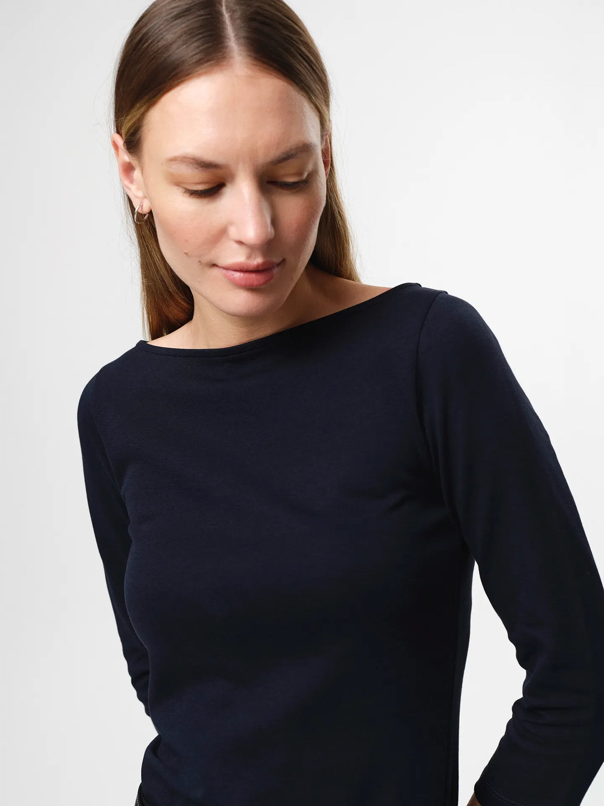 Julie Josephine Nina Half Sleeve Dark Navy: fitted half sleeve top in dark navy made from a 94% Italian pima cotton and 6% polyamide blend, crafted in a smooth stretchy jersey for a soft supportive feel, designed as a versatile wardrobe essential to wear on its own or as an easy layering base under shirts, blazers, and knitwear.
